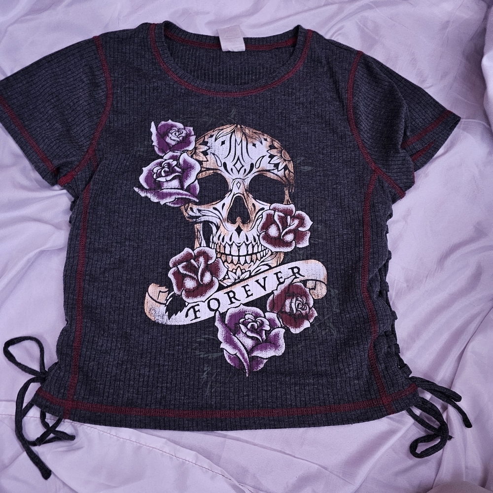 Large cropped Grey skull and rose tshirt